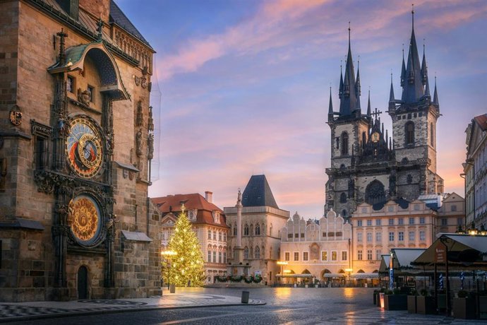 Archivo - Old Town Square in the early morning with Astronomical Clock in the foreground and Tyn Temple with christmas tree in the background in Prague during Christmas time.