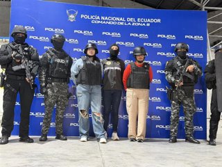 Michelle Jamileth Macías e Inda Mariela Peñarrieta, hija y mujer del líder de Los Choneros, José Adolfo Macías Villamar, alias 'Fito', tras ser entregadas a las autoridades ecuatorianas.