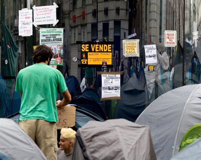 Cientos de personas durante la acampada por la vivienda, en la Puerta del Sol, a 30 de septiembre de 2026, en Madrid (España). Decenas de personas siguen acampando en la Puerta del Sol para exigir soluciones para los problemas de la vivienda. 