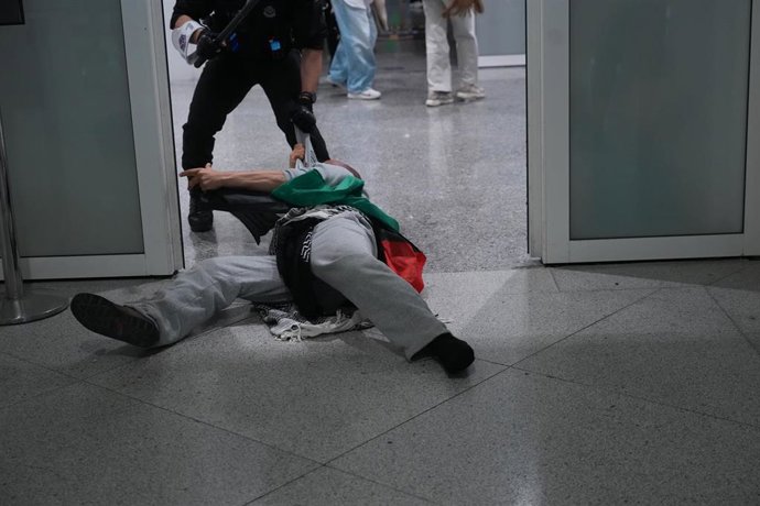 Archivo - Miembros de la Ertzaintza detienen a varios activistas en el aeropuerto de Bilbao, a 23 de mayo de 2026, en Bilbao, Vizcaya, País Vasco (España). 