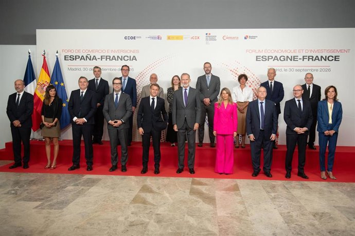 El Rey Felipe VI (1 fila, c), el presidente de la República Francesa, Emmanuel Macron (1 fila, 5i), el vicepresidente primero y ministro de Economía, Comercio y Empresa, Carlos Cuerpo (1 fila, 4i), la vicepresidenta segunda del Gobierno y ministra de Trab