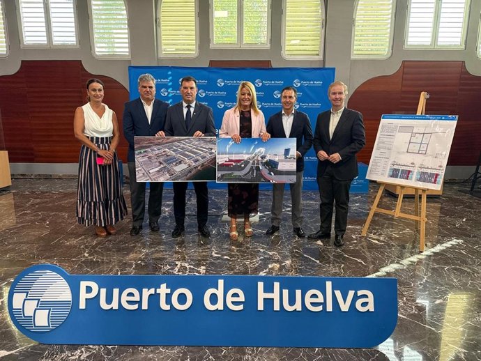 El presidente del Puerto de Huelva, Alberto Santana, y la alcaldesa de Huelva, Pilar Miranda, en una atención a medios valorando la autorización por parte del Consejo de Ministros de la licitación de la ZAL.