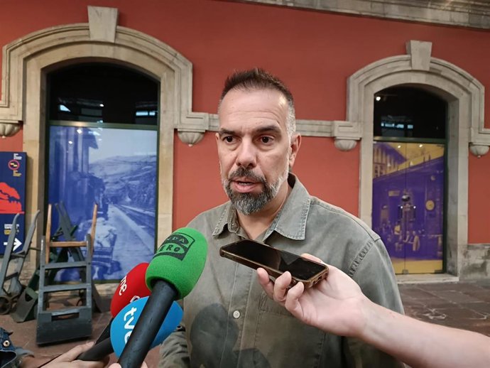El secretario general de CCOO de Asturias, José Manuel Zapico, antes de inaugurar la jornada sobre el cambio de modelo productivo y el impacto de la Inteligencia Artificial en el mundo del trabajo, en el Museo del Ferrocarril de Gijón.