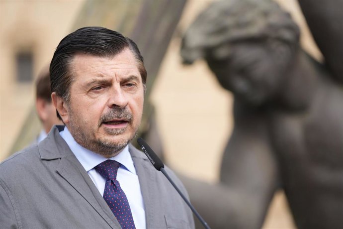El portavoz parlamentario del PP-A, Toni Martín, da lectura a un manifiesto de apoyo a Ceuta junto a la escultura de Hércules situada en el exterior del Parlamento. A 30 de septiembre de 2026 en Sevilla (Andalucía, España).