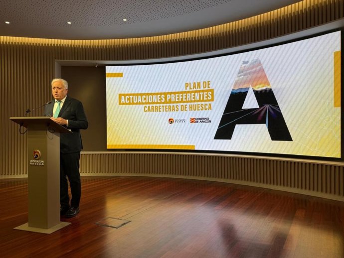 El consejero de Vivienda, Octavio López, en la presentación del Plan de Actuaciones Preferentes para Carreteras de Huesca.