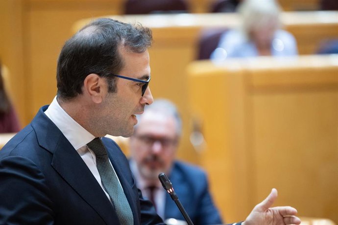 El vicepresidente primero y ministro de Economía, Comercio y Empresa, Carlos Cuerpo, interviene durante una sesión plenaria en el Senado, a 29 de septiembre de 2026, en Madrid (España).