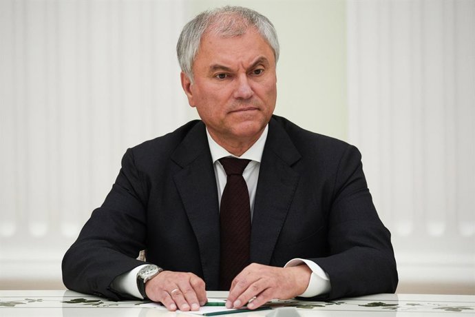 RÚSSIA, MOSCOU – 28 DE SETEMBRO DE 2026: O presidente da Duma Estatal da Rússia, Vyacheslav Volodin, é visto durante uma reunião entre o presidente russo Putin (que não aparece na foto) e os líderes dos partidos que conquistaram assentos na Duma Estatal d