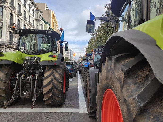 Archivo - Tractorada en Oviedo, tractores, protesta ganadera y agrícola