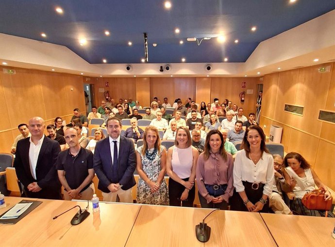 Marina Montes y Raquel López (dcha.) en la apertura de la jornada sobre seguridad y salud laboral en las almazaras cordobesas.