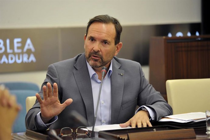 El director general de Regadíos e Infraestructuras Rurales, José Manuel Sánchez Delgado, interviene en la Comisión de Agracultura de la Aasamblea