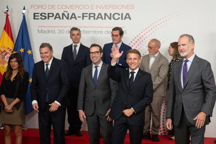 El Rey Felipe VI (1 fila, d), el presidente de la República Francesa, Emmanuel Macron (1 fila, 2d), y el vicepresidente primero y ministro de Economía, Comercio y Empresa, Carlos Cuerpo (1 fila, c), durante el Foro de Comercio e Inversión España-Francia, 