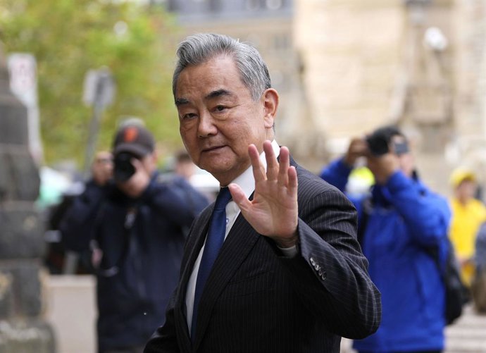 Archivo - Arquivo - 29 de maio de 2026, Ottawa, Ontário, Canadá: O ministro das Relações Exteriores da China, Wang Yi, chega ao Gabinete do Primeiro-Ministro e do Conselho Privado, em Ottawa, para se reunir com o primeiro-ministro Mark Carney, na sexta-fe
