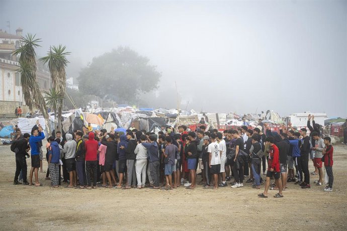 Un grupo de unos 50 menores se concentra para pedir acceso a los recursos de acogida, en la playa del Trampolín, a 30 de septiembre de 2026, en Ceuta (España). 