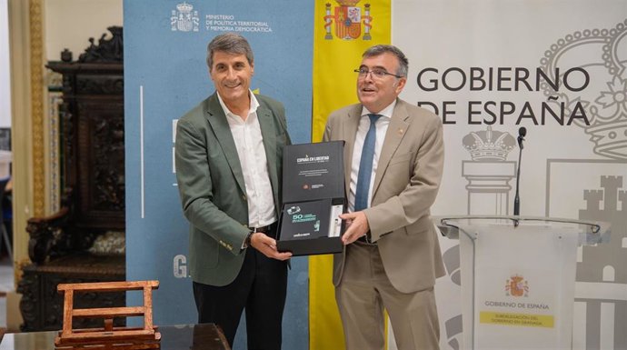 El delegado del Ejecutivo central en Andalucía, Pedro Fernández, acompañado por el subdelegado en Granada, José Antonio Montilla, ha presentado el programa.