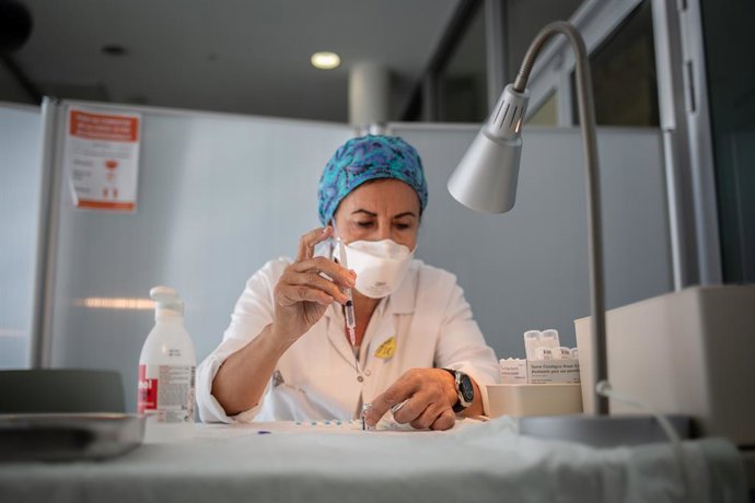 Archivo - Una infermera amb la vacuna Pfizer-BioNtech 