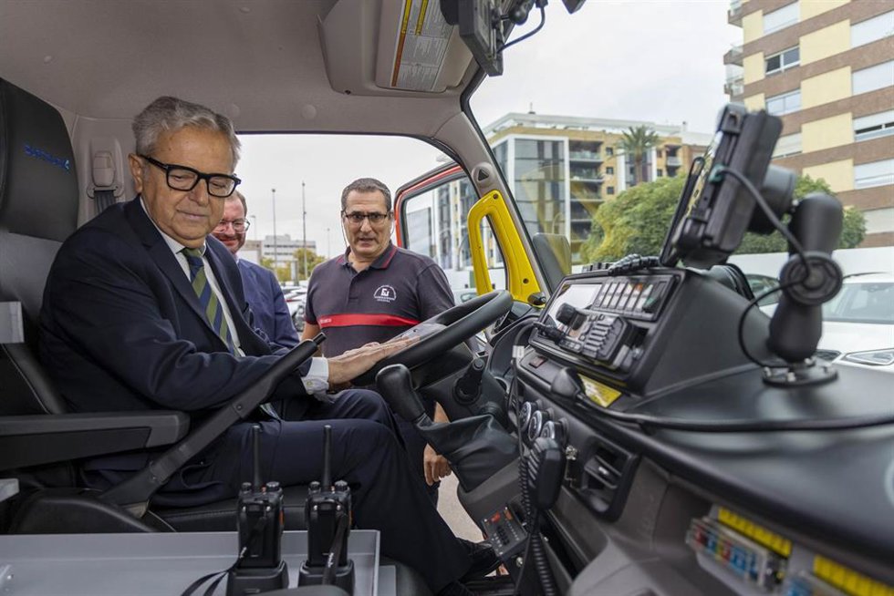 El presidente de la Diputación de Córdoba, Salvador Fuentes, en la presentación del nuevo vehículo para el Consorcio de Bomberos.