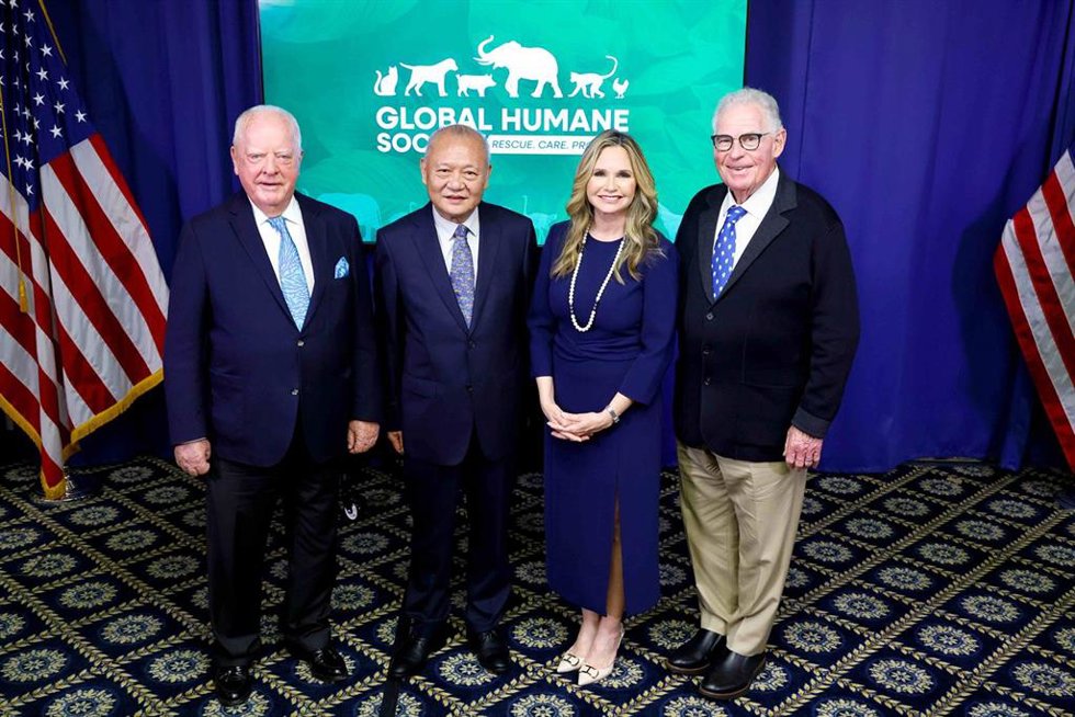 El presidente de Loro Parque, Wolfgang Kiessling, y el doctor Ding Wang, en la entrega del 'Premio Internacional Wolfgang Kiessling 2026 a la Conservación de las Especies'