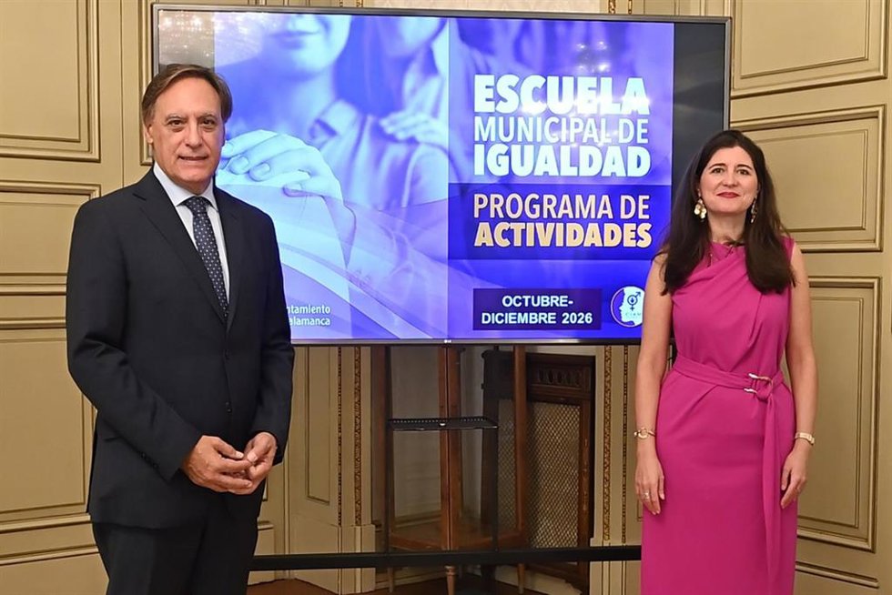 El alcalde Carlos García Carbayo y la concejala de Familia e Igualdad, Miryam Rodríguez.