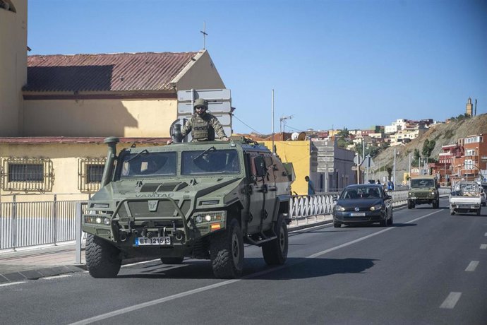 Archivo - Vehículos del Ejército de Tierra patrullan por la carretera de El Tarajal, a 28 de agosto de 2026, en Ceuta (España).
