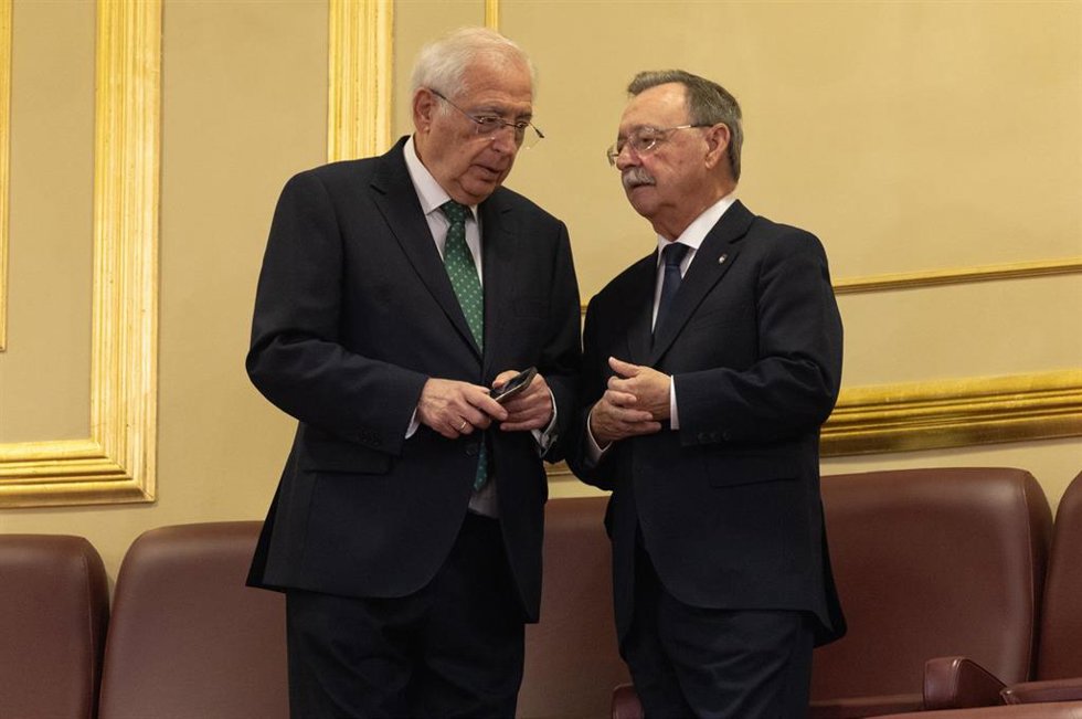Archivo - El presidente de la Ciudad Autónoma de Melilla, Juan José Imbroda (i), y el presidente de la Ciudad Autónoma de Ceuta, Juan Jesús Vivas Lara (d), conversan durante el acto de jura de la Constitución ante las Cortes Generales.