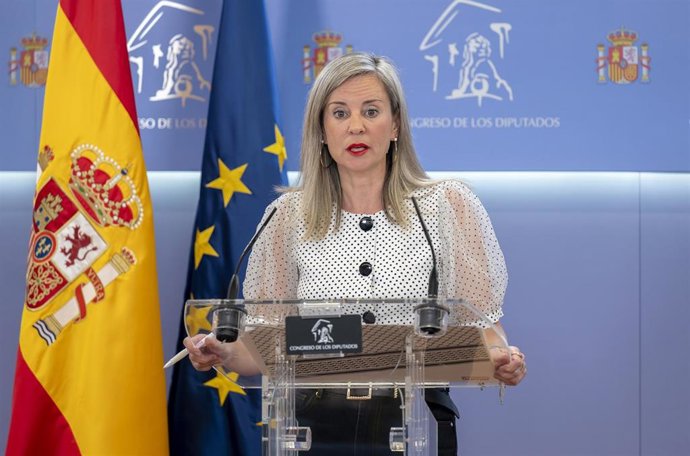 Archivo - La portavoz de SUMAR en el Congreso, Verónica Barbero, durante una rueda de prensa en el Congreso de los Diputados, a 28 de abril de 2026, en Madrid (España).