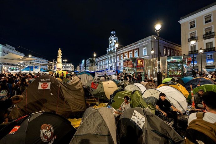 Decenas de personas continúan acampadas, a 29 de septiembre de 2026, en Madrid (España). 