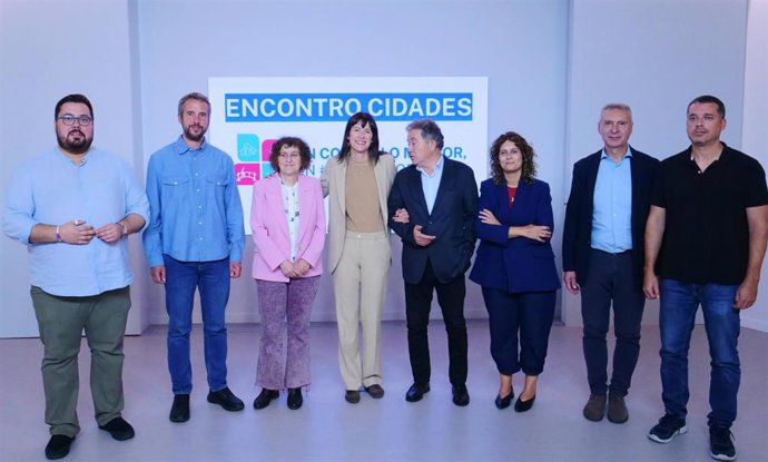 La portavoz nacional del BNG, Ana Pontón, junto con los cabeza de lista del Bloque en las siete ciudades gallegas.