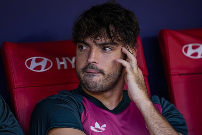 Raúl Asencio en el banquillo durante el Atlético de Madrid-Real Madrid de LaLiga EA Sports 26-27