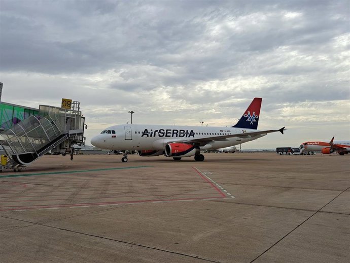 Un avión de Air Serbia, procedente de Belgrado, aterriza por primera vez en el aeropuerto de Sevilla