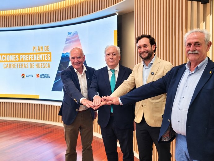 El consejero de Fomento, Octavio López; el presidente de la DPH, Isaac Claver; el director general de Carreteras e Infraestructuras, Miguel Ángel Arminio; y el diputado delegado de obras de la DPH, Álvaro Bescós, en la presentación del plan.