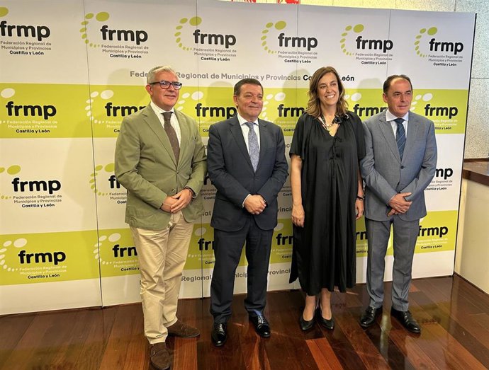 El consejero de la Presidencia, Luis Miguel González Gago (segundo por la izquierda), junto a la presidenta de la FRMP de Castilla y León, Ángeles Armisén, antes de la Comisión de entidades locales.