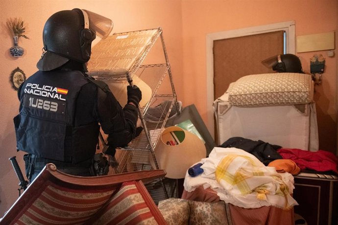 La policía desmonta la barricada al entrar en la vivienda de Maricarmen, a 23 de septiembre de 2026, en Madrid (España). 