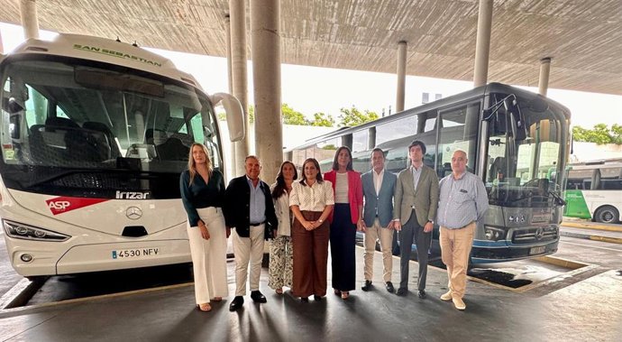 Carmen Granados (4ª izda.) en la Estación de Autobuses de Córdoba.