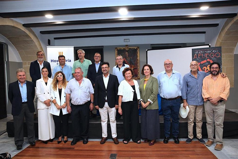 El teniente de alcaldesa de Turismo en el Ayuntamiento de Jerez de la Frontera (Cádiz), Antonio Real, y el presidente de la Asociación Hostelería de Jerez, Alfredo Carrasco, en la presentación de la tercera a Gala de Hostelería de Jerez.
