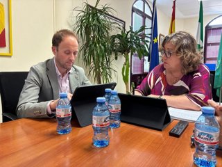 Encuentro del dlegado del Gobierno de la Junta en Jaén, Erik Domínguez, con la alcaldesa de Huelma, Ana María Guzmán