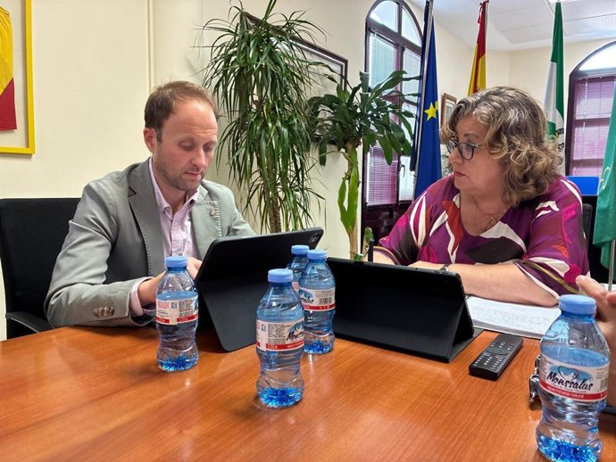 Encuentro del dlegado del Gobierno de la Junta en Jaén, Erik Domínguez, con la alcaldesa de Huelma, Ana María Guzmán