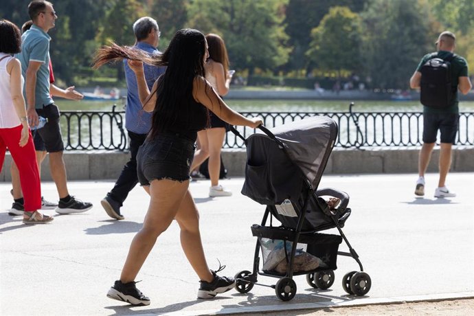Archivo - Una mujer con un carrito de bebé