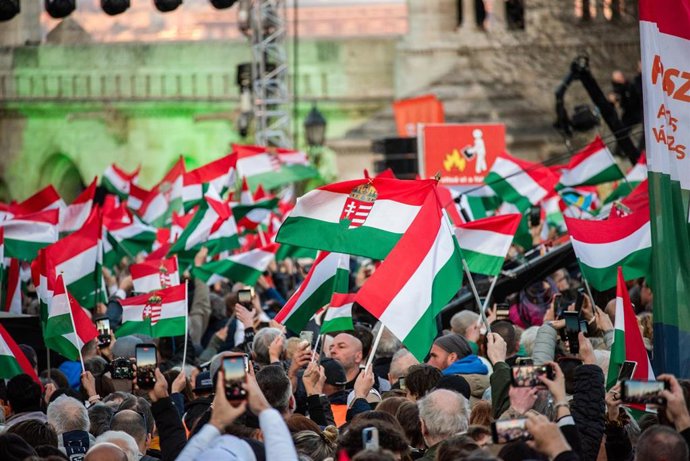 Archivo - Partidarios de Fidesz se reúnen en la plaza Szentháromság de Budapest durante la campaña electoral del pasado abril.