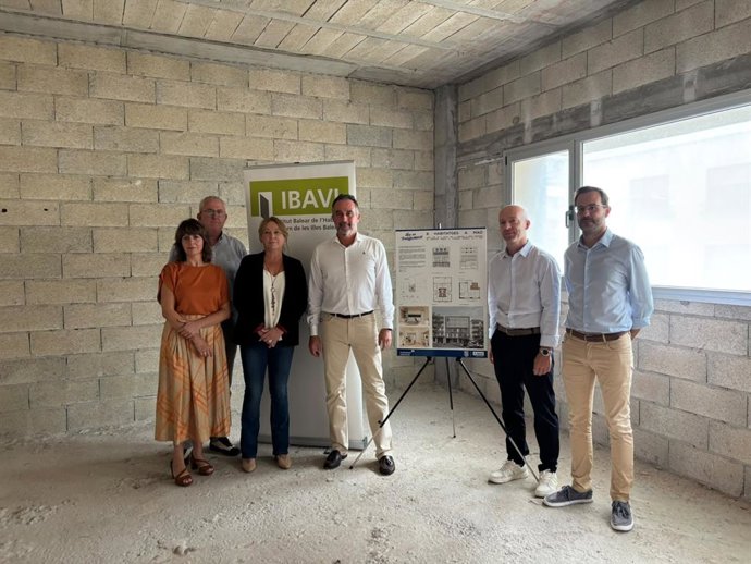 El conseller Mateo en la presentación del edificio de la estación de autobuses de Maó que se convertirá en viviendas públicas