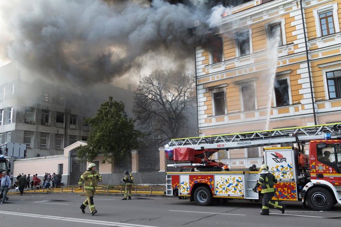 Incendi de l'edifici de l'Acadèmia Nacional de Ciències d'Ucraïna, a Kíiv, per l'impacte d'un dron rus.