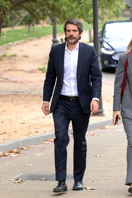 El ministro de Cultura, Ernest Urtasun, a su llegada al tanatorio para dar el último adiós al cineasta Gonzalo Suárez, a 30 de septiembre de 2026, en Madrid (España).