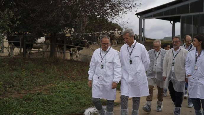 Archivo - Llach con el presidente Rueda y la conselleira Gómez durante la visita