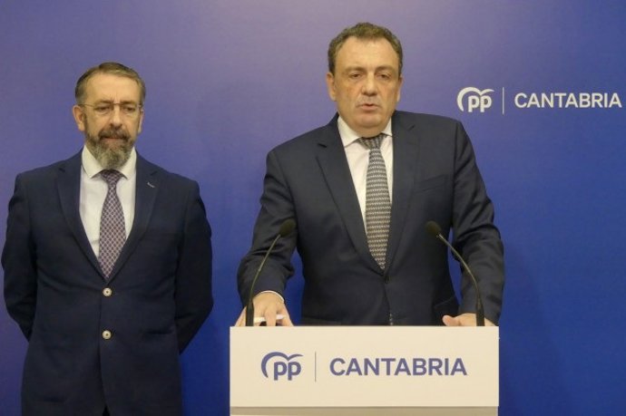 Los diputados nacionales del PP por Cantabria, Javier Noriega y Félix de las Cuevas.