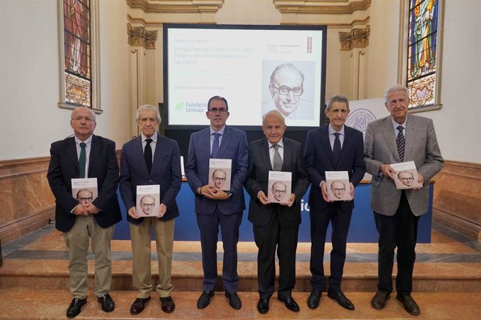 Fundación Unicaja homenajea al economista Enrique Fuentes Quintana con un libro sobre su pensamiento, presentado en Málaga.