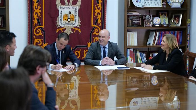 El presidente de la Diputación de Almería, José Antonio García Alcaina, durante una reunión con representantes del Ayuntamiento de Vera.