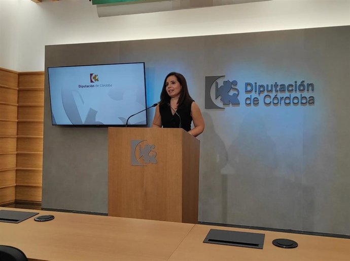La delegada de Derechos Sociales de la Diputación de Córdoba y presidenta del Instituto Provincial de Bienestar Social (IPBS), Irene Aguilera, en rueda de prensa.