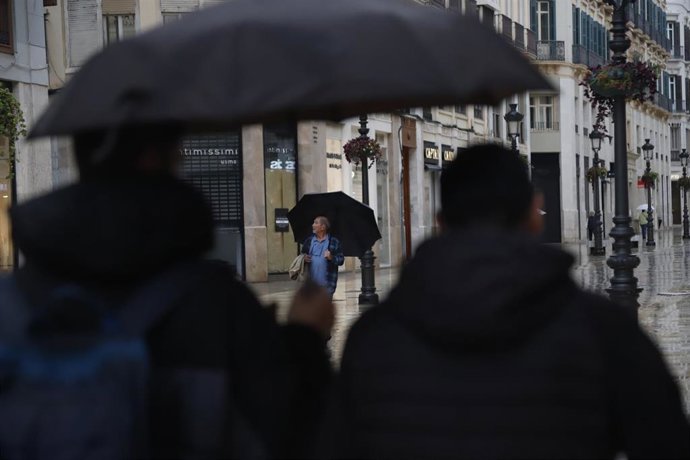 Archivo - Personas con paraguas por las calles de Málaga, a 29 de octubre de 2024, en Málaga, Andalucía (España). 