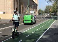 Casco para patinetes, 15 años de edad mínima y más protección a ciclistas: nuevas normas de tráfico desde hoy