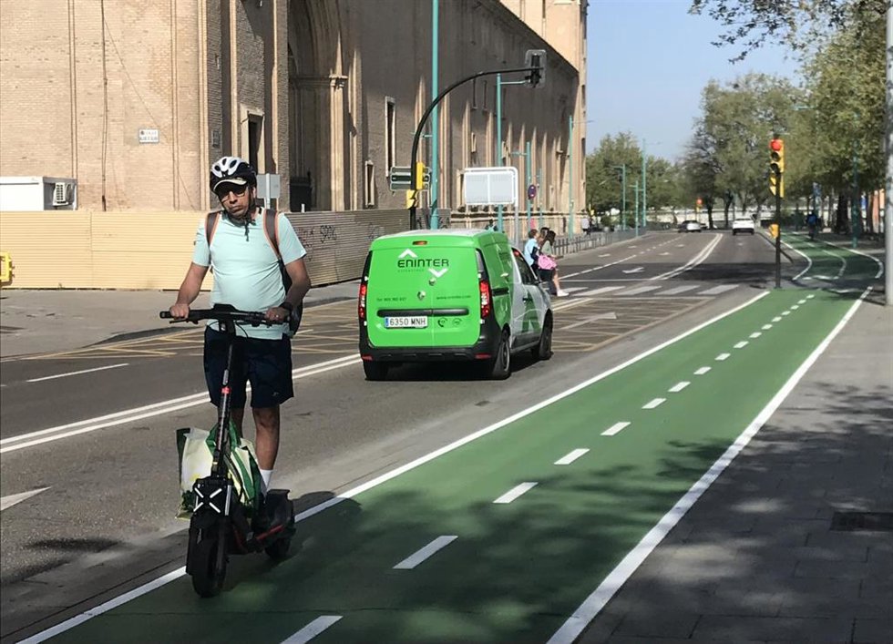 Archivo - Un patinete en un carril-bici