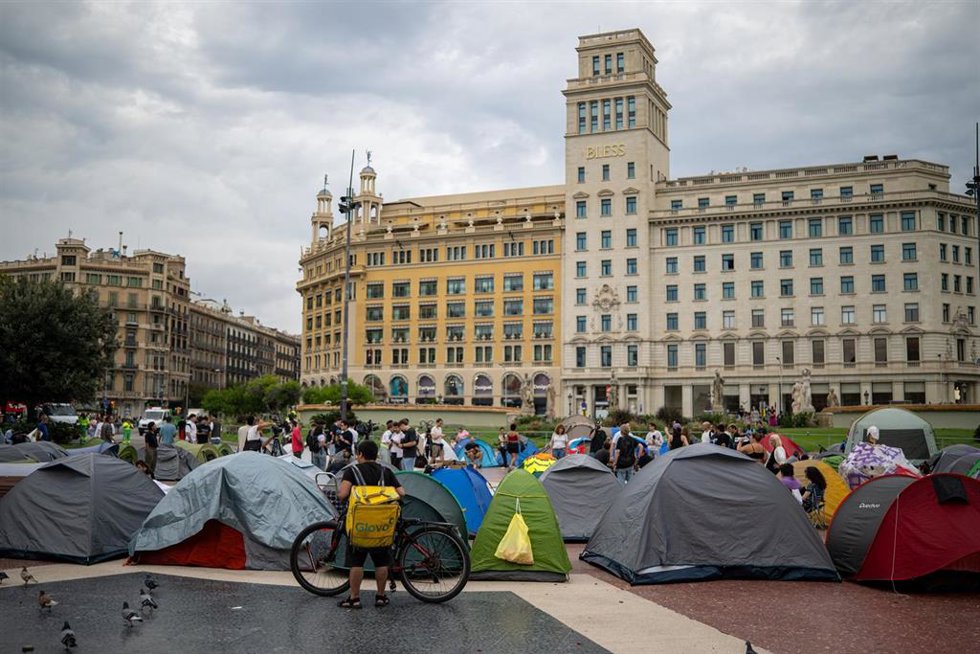 Tiendas de campaña durante una acampada por la vivienda en la plaza Catalunya, a 30 de septiembre de 2026, en Barcelona
